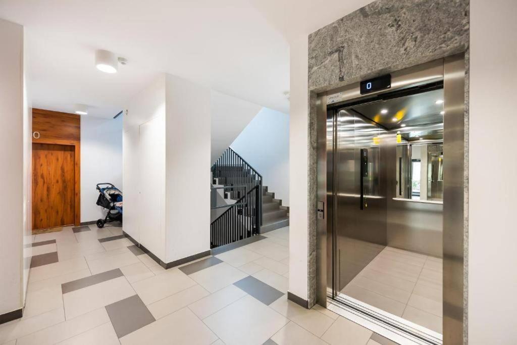 Luxury Garden Apartment ワルシャワ エクステリア 写真
